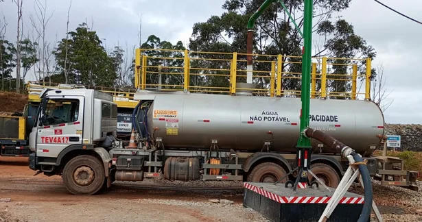 Caminhão pipa para irrigação e umectação de vias de acesso